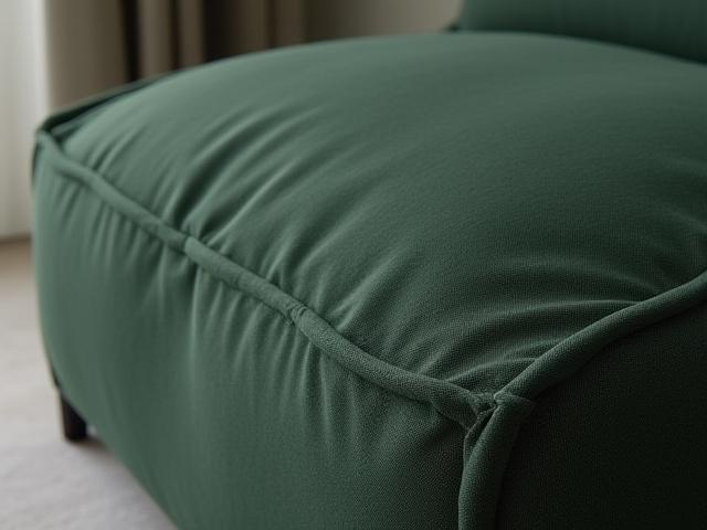 上質な素材と洗練されたデザインのソファ